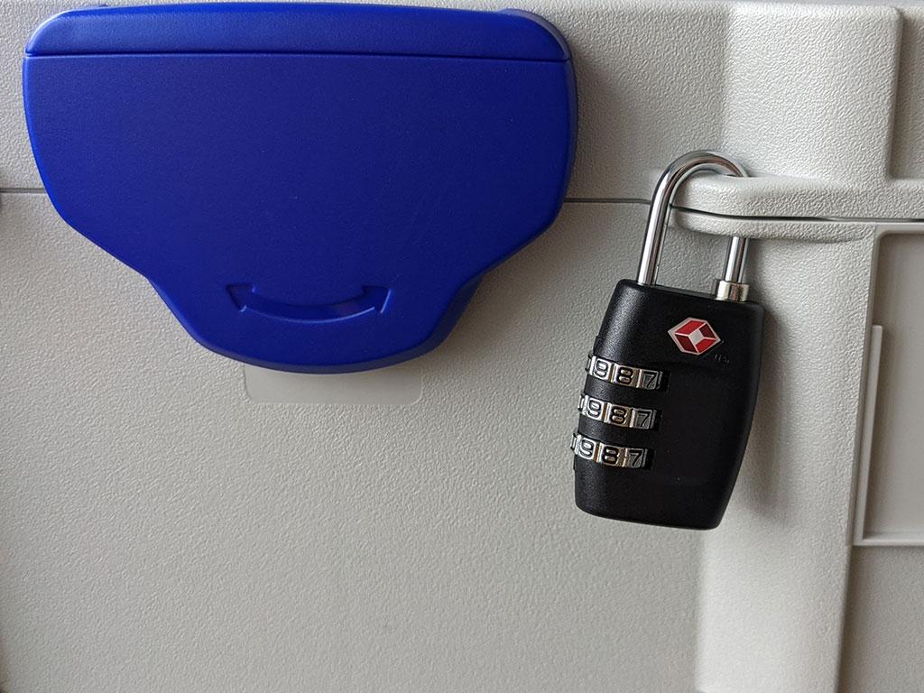 Secure contents from access by unauthorized persons with the integrated locking option.