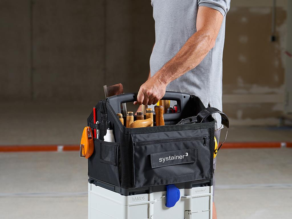 Soft grip carrying handle provides carrying comfort
even when wet, sweaty or heavily loaded.